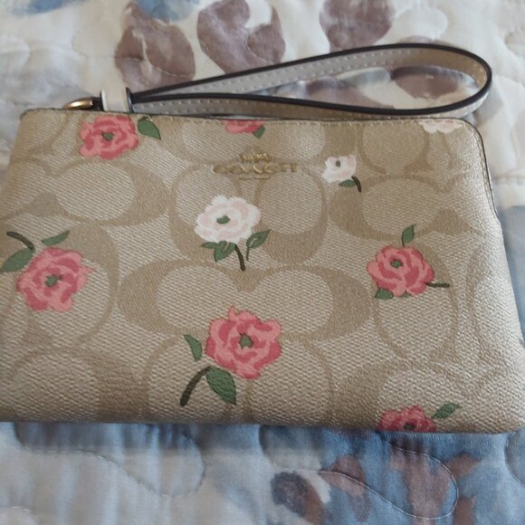 ***LOW START *** NWT Coach Corner Zip Wristlet - Picture 8 of 8